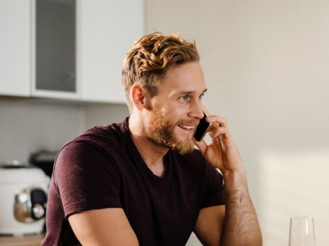 Ein Mann telefoniert mit einem autarxia-Ingenieur.