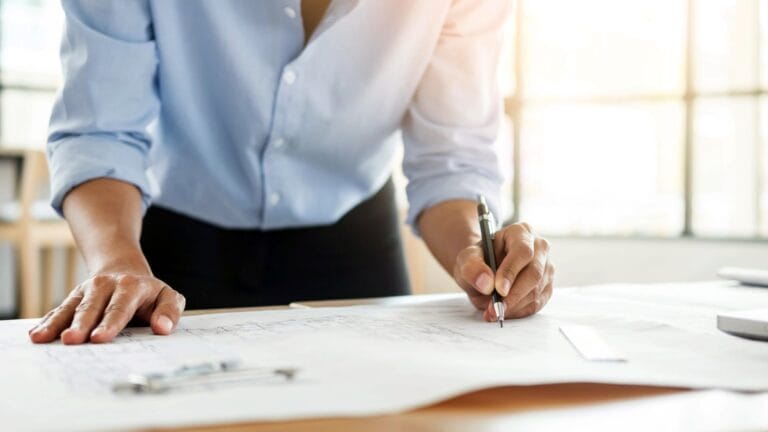 Ein Ingenieur entwirft intelligente Energielösungen auf einem großen Papierblatt.