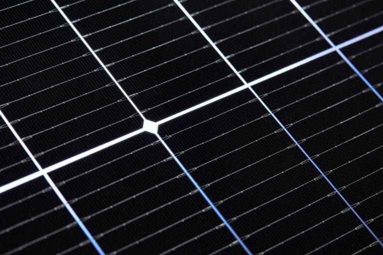 Nahaufnahme der Zellstruktur eines Solarmoduls.